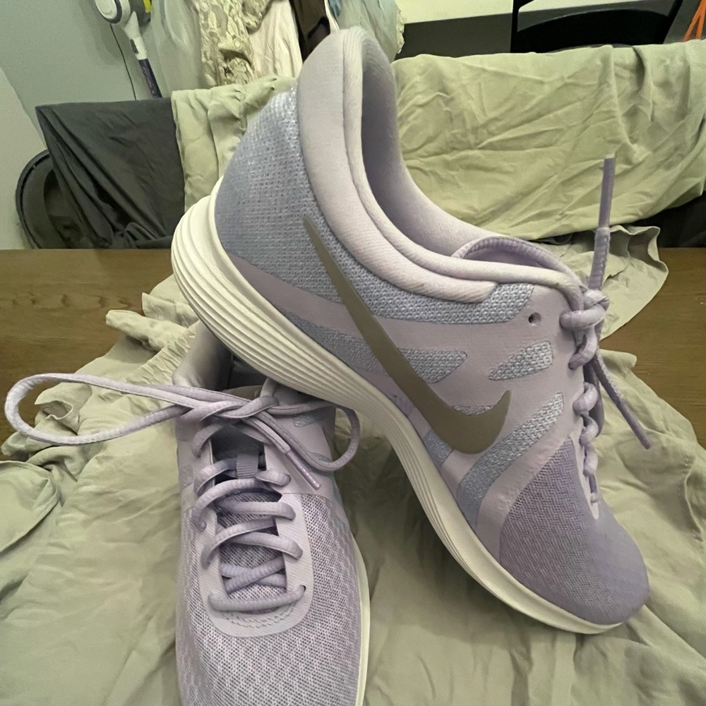New NIKE Revolution 4 Running Shoes Lavender